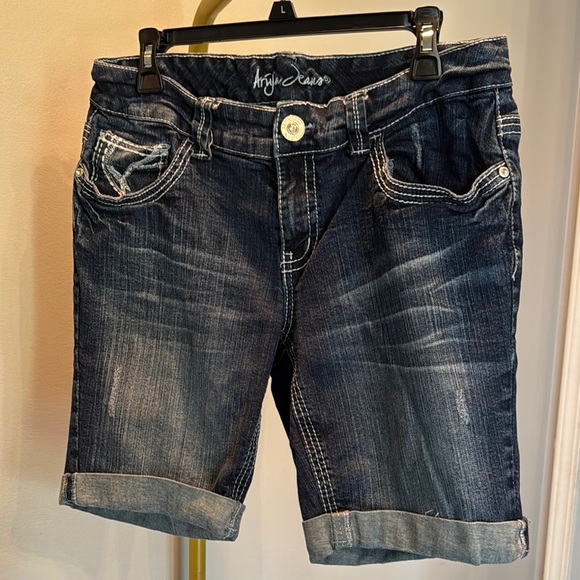 Ariya Blue Jean Bermuda Shorts with Decorative Stitching and Cuffed Hems 14 - Picture 5 of 12